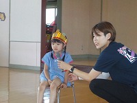 マイクで話す女の子