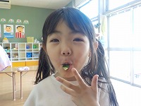 きゅうりを食べる女の子