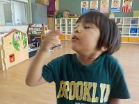 きゅうりを食べる男の子
