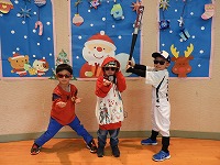 ポーズをとる男の子たち