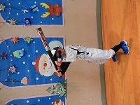 野球のポーズをとる子ども