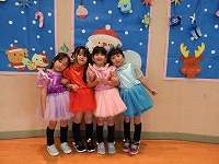 ポーズをとる女の子たち