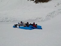 ブルーシートでそり乗り３