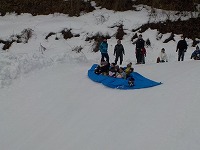 ブルーシートでそり乗り１