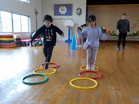 リレーをする子どもたち