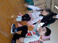 リレーをする子どもたち