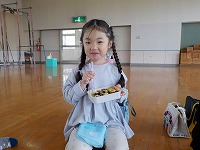 お弁当を食べる子ども