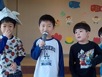 マイクを持つ男の子
