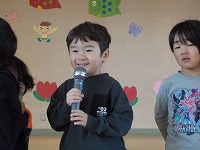マイクで話す男の子