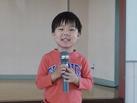 マイクで話す男の子