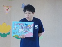 紙芝居を読む副園長先生