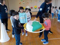 リレーをする子どもたち
