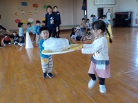 リレーをする子どもたち
