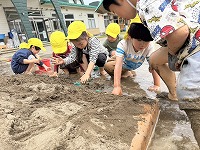砂遊びに夢中