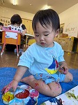 フィンガーペインティングをする男の子