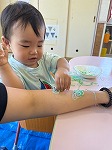 はるさめで遊ぶ男の子
