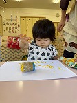 フィンガーペインティングをする女の子