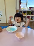 はるさめで遊ぶ女の子