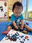 フィンガーペインティングをする女の子