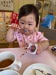スプーンを使ってダノンを食べる女の子