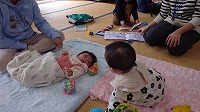 遊んでいる赤ちゃん達