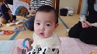 遊んでいる赤ちゃん