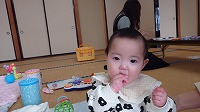 遊んでいる赤ちゃん