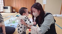 お母さんと見つめ合うお母さん