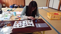 製作をするお母さん