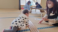 はいはいするお母さん