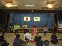 遊びのコーナーを紹介している保護者の方々