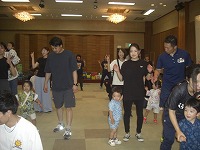 からだダンダンを踊っている親子