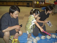 遊びのコーナーで楽しんでいる親子