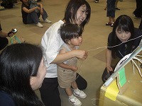 遊びのコーナーで楽しんでいる親子