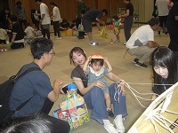 遊びのコーナーで楽しんでいる親子