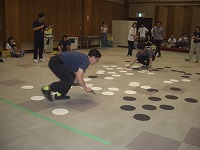 保護者会ゲームを楽しんでいる親達