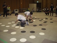 保護者会ゲームを楽しんでいる親達