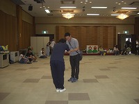 優勝したクラスに贈り物贈呈