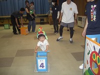 親子ゲームを楽しんでいる親子