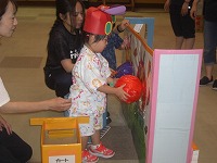 親子ゲームを楽しんでいる親子