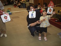 親子ゲームを楽しんでいる親子