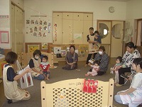 おばあさんとふれあい遊びを楽しんでいる子どもたち