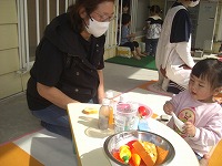 おばあさんと一緒に遊んでいる子ども
