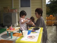 おばあさんと一緒に遊んでいる子ども