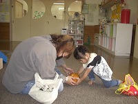 おかあさんと一緒に遊んでいる子ども