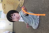 オモチャで遊んでいる
