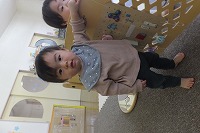 オモチャで遊んでいる