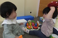 オモチャで遊んでいる