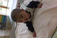 腹這いで遊んでいる男の子
