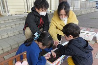 親子で種まきをしている様子